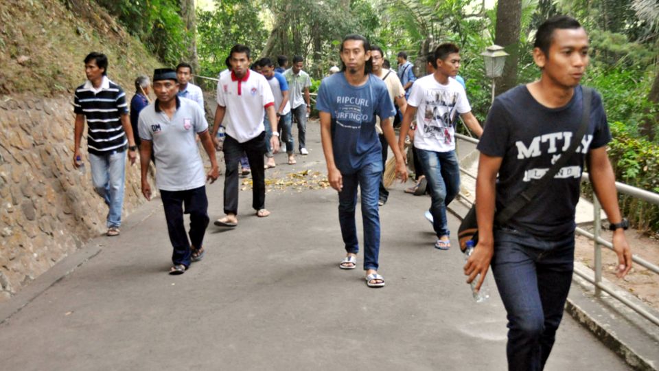 Para pemain Persis Solo melewati Jalan setapak sebelum menuju pemakaman Pangeran Sambernyawa. Copyright: &copy; Raditya Erwiyanto/INDOSPORT